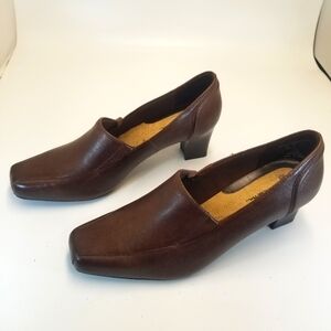 Thom McAn Woman Sz 9W Smooth Brown Leather Loafer Slip On Block Heel Square Toe